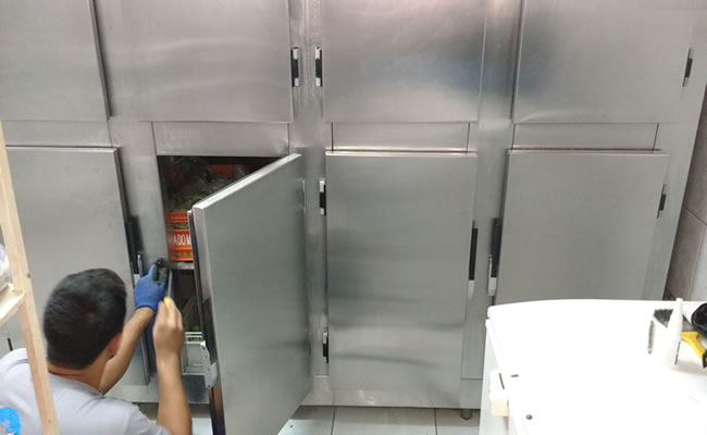 Conserto da porta de refrigerador comercial