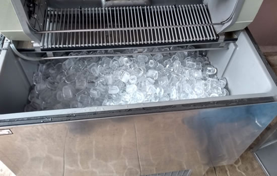 Máquina de Gelo em Cubos
